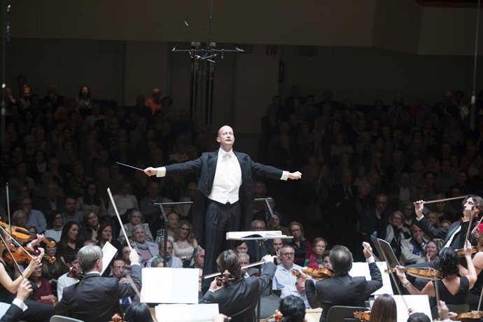 Archivo - La Orquestra de València y el director Guillermo García Calvo