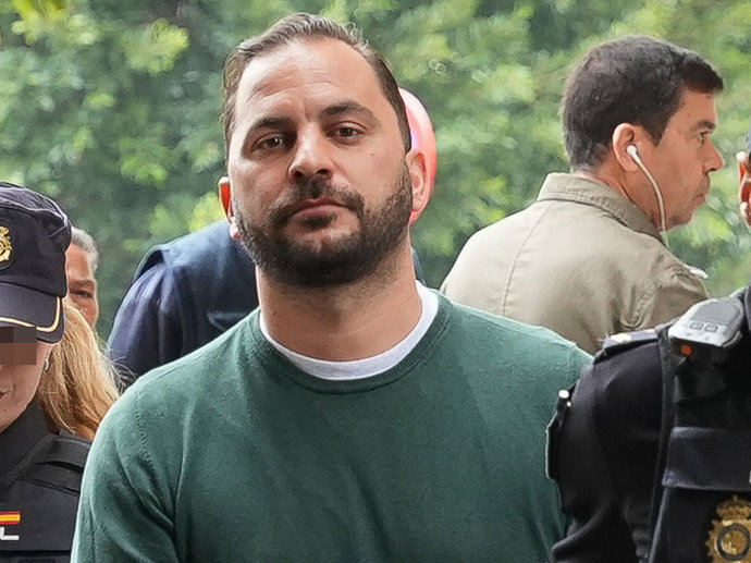 El sobrino de María del Monte, Antonio Tejado, a su llegada  los juzgados de Sevilla procedente de la cárcel para prestar declaración