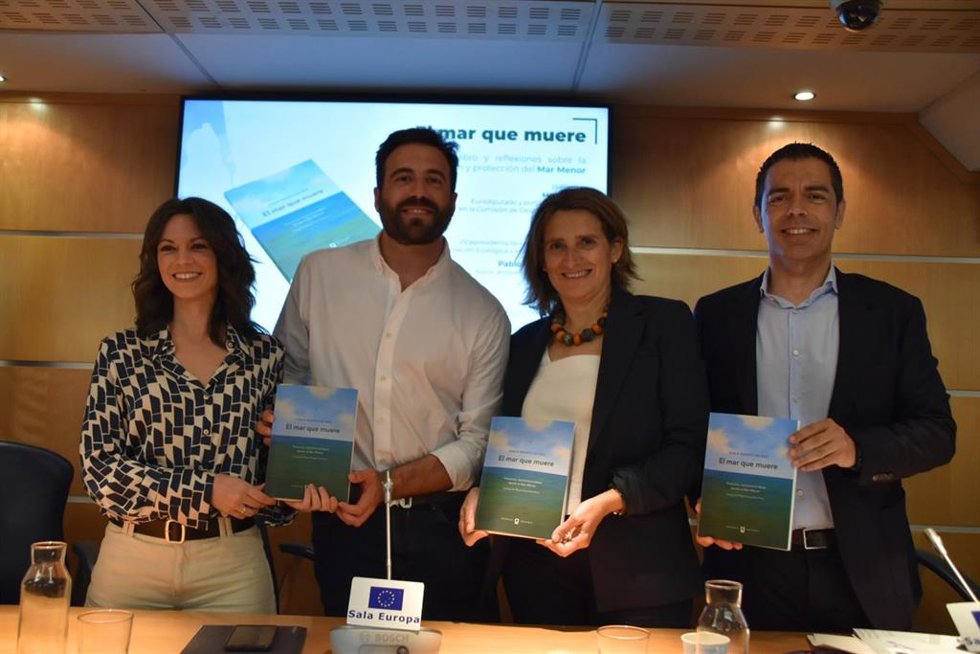 La ministra Teresa Ribera este jueves en el acto de presentación del libro 'El Mar que muere', del ambientólogo y doctor en Ciencias del Mar, Pablo Rodríguez, en el que ha anunciado que presentará esta medida en su próxima visita al Mar Menor.