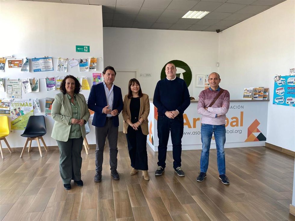 El delegado territorial de Empleo, Empresa y Trabajo Autónomo de la Junta en Cádiz, Daniel Sánchez Román, acompañado de otras autoridades.