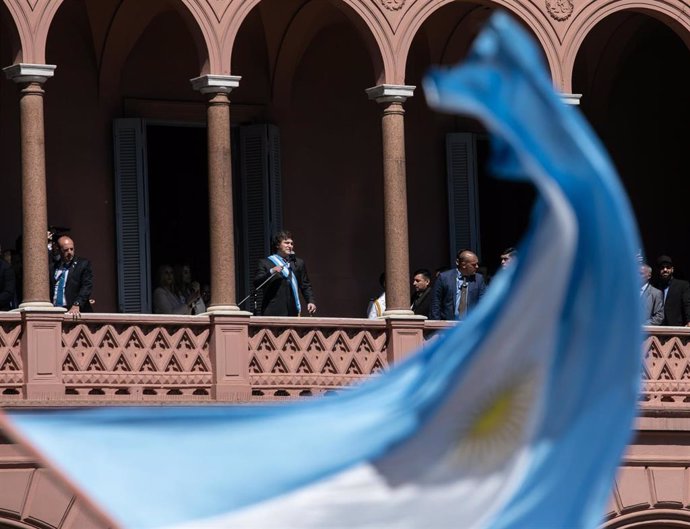 Archivo - Imagen de archivo del presidente de Argentina, Javier Milei, en su primer discurso tras la toma de posesión en la Casa Rosada
