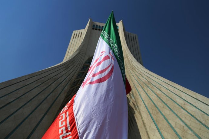 Archivo - February 11, 2024, Tehran, Iran: Iranians wave a huge Iranian flag at Azadi (freedom) Square while gathering to mark the 45th anniversary of the Islamic Revolution in Tehran. Iran marked on 11 February 2024 the 45th anniversary of the 1979 Isl