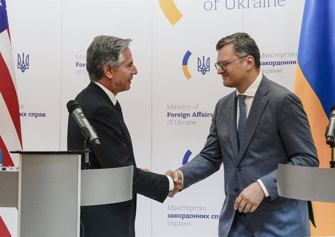 Archivo - September 6, 2023, Kyiv, Kiev Oblast, Ukraine: U.S Secretary of State Antony Blinken, left, shakes hands with Ukrainian Foreign Minister Dmytro Kuleba, right, after a joint press conference following bilateral meetings at the Ministry of Foreign