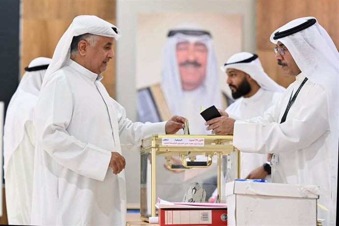 Ciudadanos kuwaitíes en un centro de votación