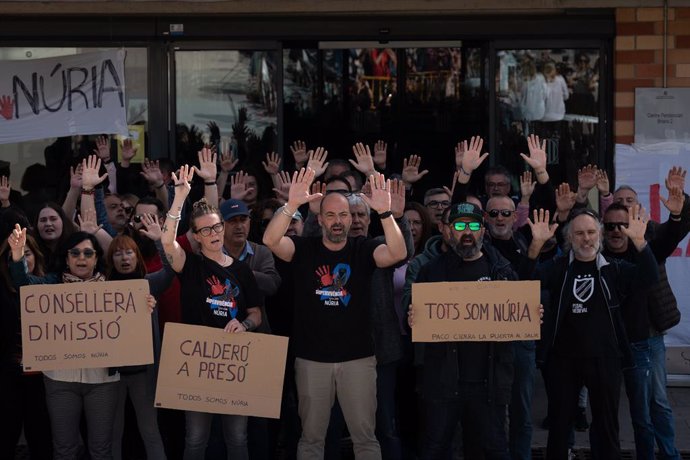 Funcionaris protesten amb cartells durant una concentració davant el Centre Penitenciari Brians 2, a 22 de març de 2024, en Sant Esteve de Sesrovires, Barcelona, Catalunya (Espanya)