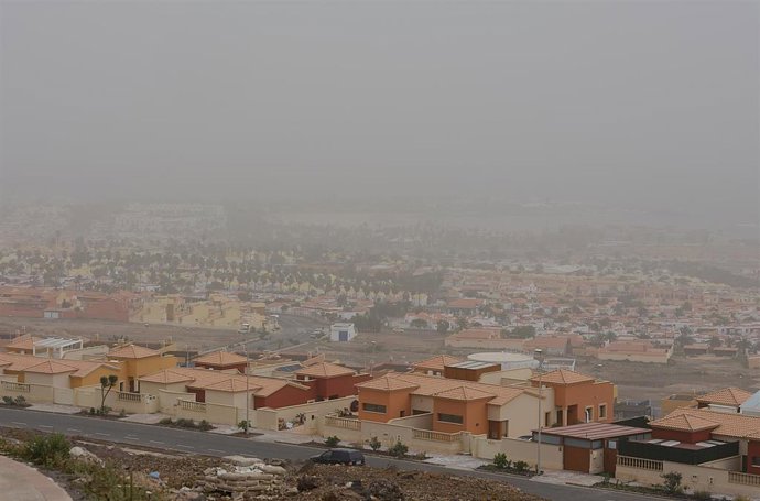Archivo - La calima visible en el Puerto del Rosario, a 13 de febrero de 2023, en Fuerteventura, Canarias (España).