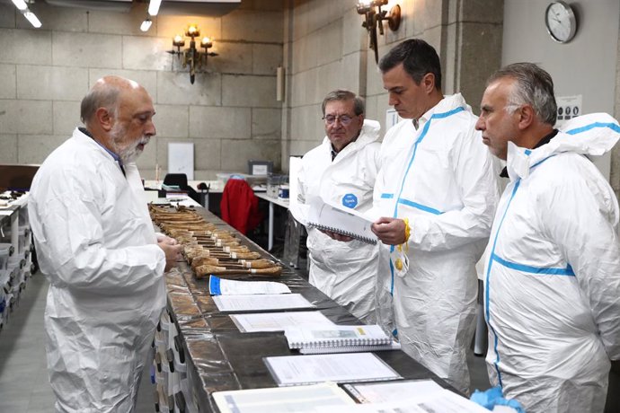 El presidentedel Gobierno, Pedro Sánchez visita el laboratorio forense instalado en Cuelgamuros para la identificación de los restos de víctimas de la Guerra Civil