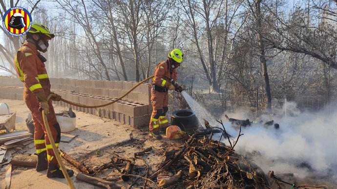 Un bombero interviene en el incendio forestal de Vilamarxant (Valencia) declarado este miércoles
