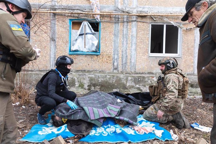 Médico y militar ucranianos trasladan el cuerpo sin vida de una víctima de los ataques rusos en Donetsk (archivo).