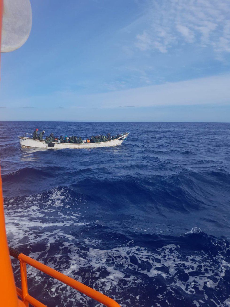 Patera rescatada por Salvamento Marítimo a unas 12 millas de Gran Canaria