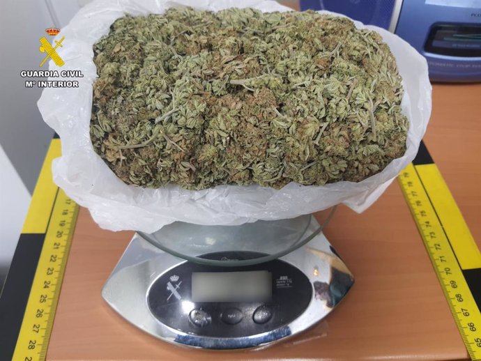 La Guardia Civil de Albacete investiga a una persona e interviene más de 200 gramos de marihuana ocultos en un vehículo.