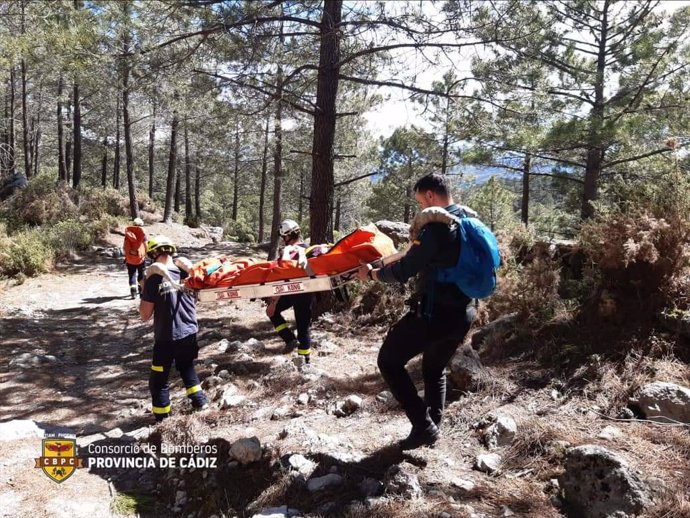 Senderista lesionada siendo trasladada en camilla por los bomberos