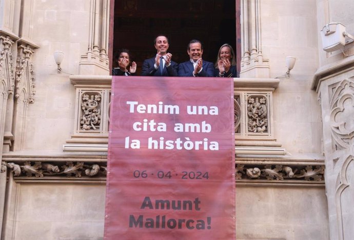 El presidente del Consell de Mallorca, Llorenç Galmés, junto al conseller de Presidencia, Antoni Fuster, cuando este viernes han colgado las banderolas en apoyo al RDC Mallorca con motivo de la final de la Copa del Rey.