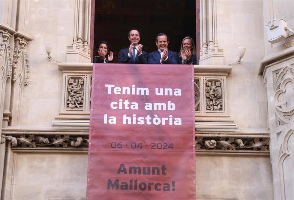 El presidente del Consell de Mallorca, Lloren Galmés, junto al conseller de Presidencia, Antoni Fuster, cuando este viernes han colgado las banderolas en apoyo al RDC Mallorca con motivo de la final de la Copa del Rey.