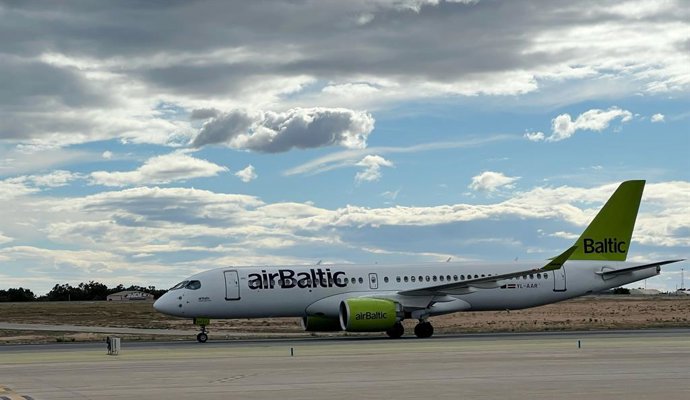 Archivo - Avión de la aerolínea Air Baltic en el Aeropuerto de Alicante-Elche Miguel Hernández