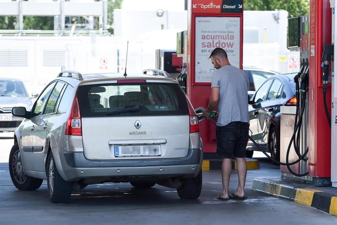 Archivo - Una persona reposta en una gasolinera, a 14 de julio de 2023, en Madrid (España). El viernes arranca con una nueva subida en el precio de la gasolina y el diésel tras una semana a la baja. El precio de la gasolina se ha encarecido un 0,12% y el 