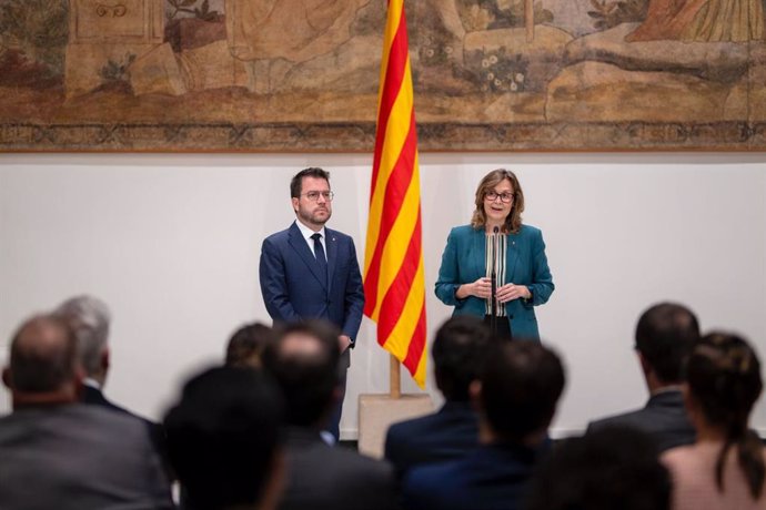 El president de la Generalitat, Pere Aragonès, i la consellera d'Acció Exterior, Meritxell Serret, durant l'acte