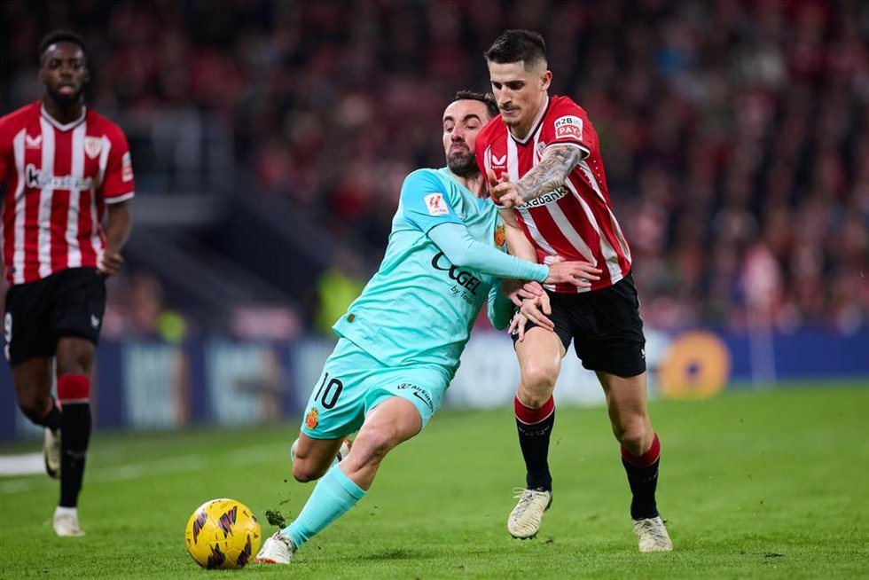 Archivo - Sergi Darder of RCD Mallorca competes for the ball with Oihan Sancet of Athletic Club during the LaLiga EA Sports match between Athletic Club and RCD Mallorca at San Mames on February 2, 2024, in Bilbao, Spain.