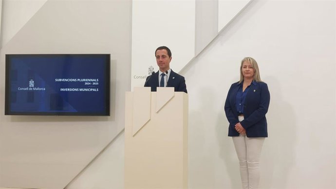 El presidente del Consell de Mallorca, Lloren Galmés, y la consellera insular de Promoción Económica y Desarrollo Local, Pilar Amate.