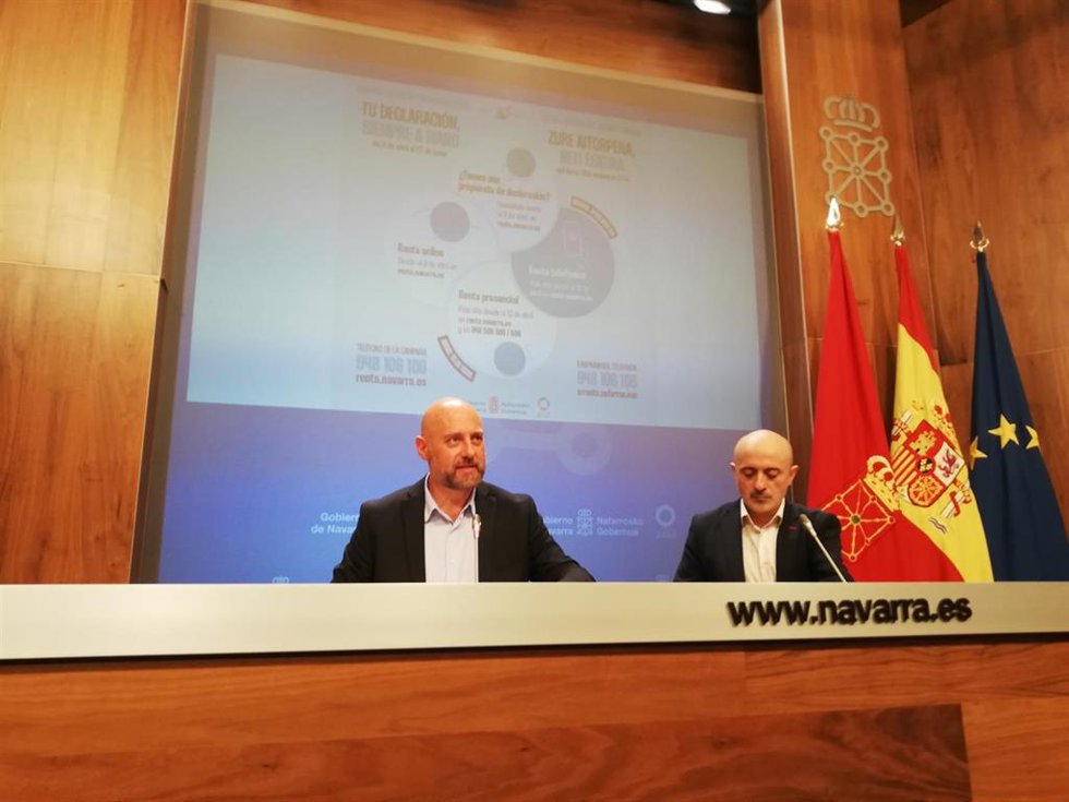 El consejero de Economía y Hacienda del Gobierno de Navarra, José Luis Arasti (i), acompañado por el director gerente de la Hacienda Foral, Óscar Martínez de Bujanda, presenta la campaña de la declaración de la renta de 2023 en Navarra.