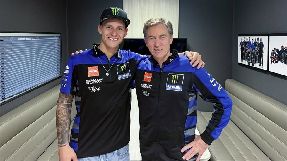 El piloto francés de MotoGP Fabio Quartararo, junto al director de equipo de Yamaha, Lin Jarvis, tras renovar hasta 2026