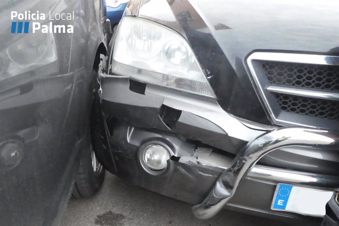 Desperfectos en el vehículo que conducía un hombre ebrio en Palma, hechos que están siendo investigados por la Policía Local.