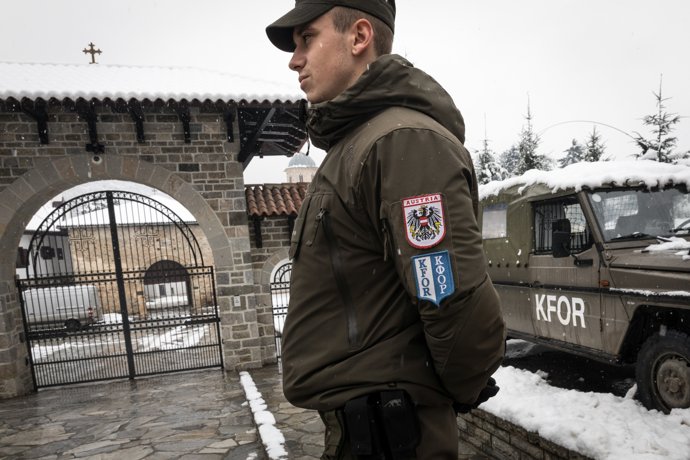 Archivo - January 21, 2018 - Kosovo - Kosovo - A KFOR soldier stands guard at the entrance to the Decani monastery - The Visoki Decani Monastery (Cyrillic Serbian: ???????? ?????? ??????. in Serbian Latin: Manastir Visoki Decani), or, more simply, Dec