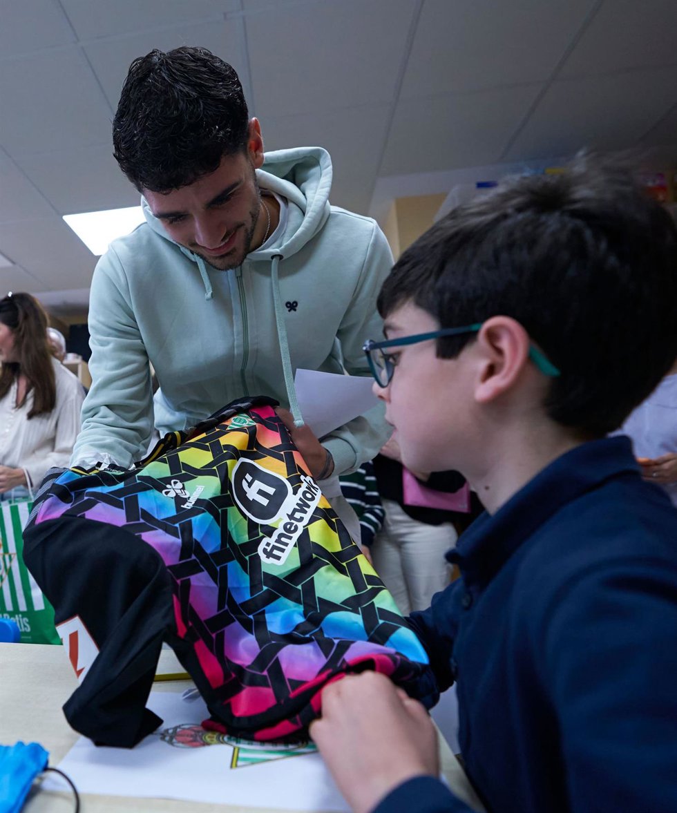 Los niños del Hospital de Valme reciben las 'Batas más fuertes' del Real Betis.
