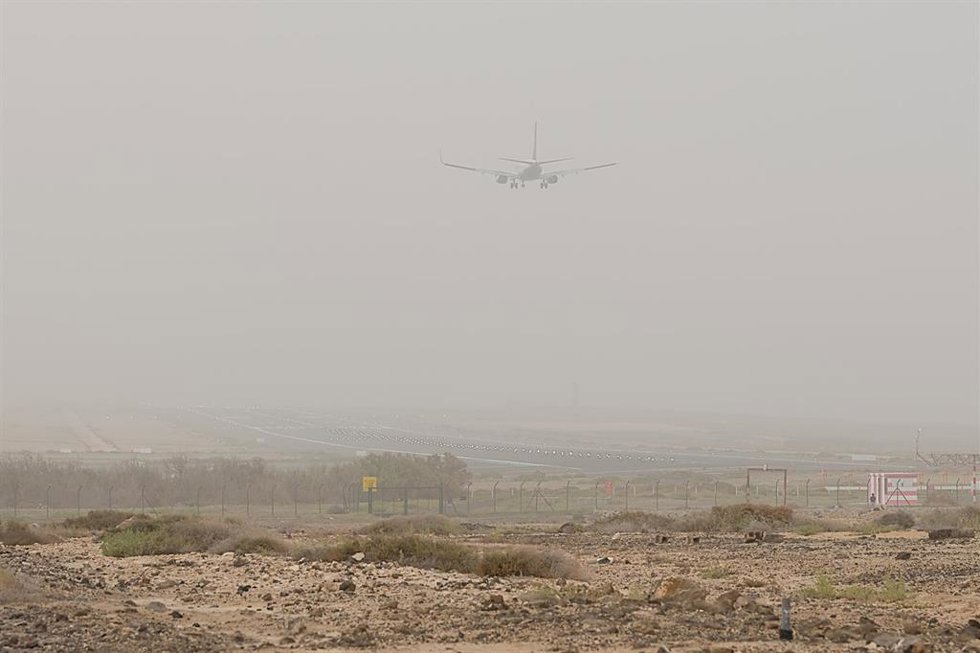 Archivo - La calima visible en el Aeropuerto de Fuerteventura (FUE), a 13 de febrero de 2023, en Fuerteventura, Canarias (España).