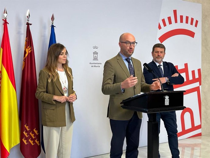 El concejal de Movilidad, Gestión Económica y Contratación, José Francisco Muñoz, en la rueda de prensa