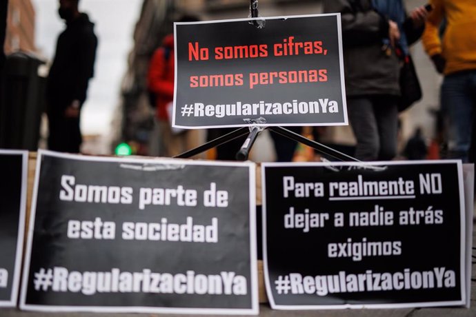 Archivo - Varias pancartas en una concentración para exigir la regularización de todas las personas migrantes en situación administrativa irregular, a 19 de febrero de 2022, en Madrid (España). 