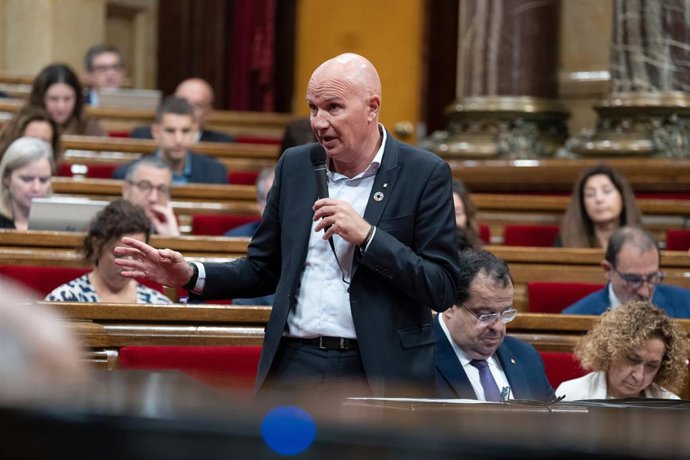 Archivo - El conseller de Acción Climática, Alimentación y Agenda Rural, David Mascort i Subiranas, interviene durante una sesión plenaria en el Parlament, a 4 de octubre de 2023, en Barcelona, Catalunya (España)