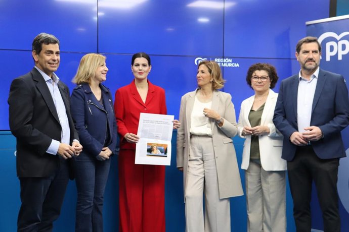 La diputada nacional y portavoz del portavoz del Partido Popular de la Región de Murcia, Miriam Guardiola, tercera por la izquierda, en la rueda de prensa