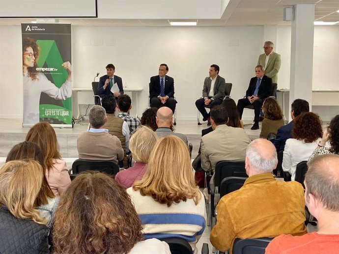 Villamandos y Bellido (centro, al fondo), en el CADE de Córdoba.