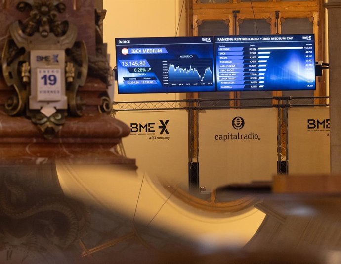 Archivo - Un panel del Ibex 35, en el Palacio de la Bolsa, a 19 de enero de 2024, en Madrid (España). 