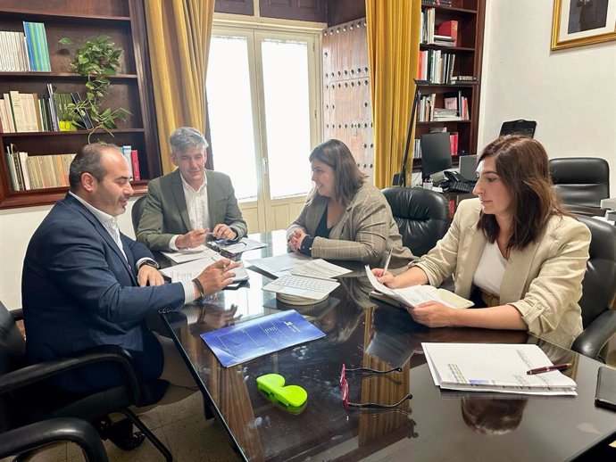 Reunión entre Diputación y Ayuntamiento sobre la recaudación de Conil.