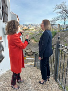 Ana Carrera con la alcaldesa de Olvera.