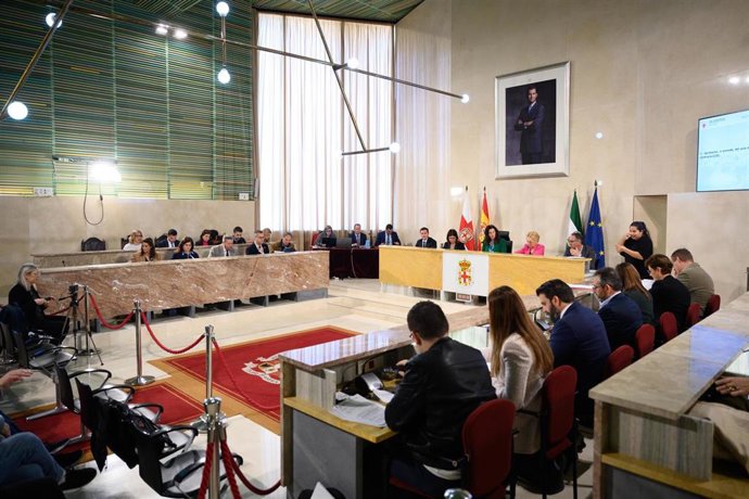 Archivo - La corporación local de Almería en un pleno en una imagen de archivo.