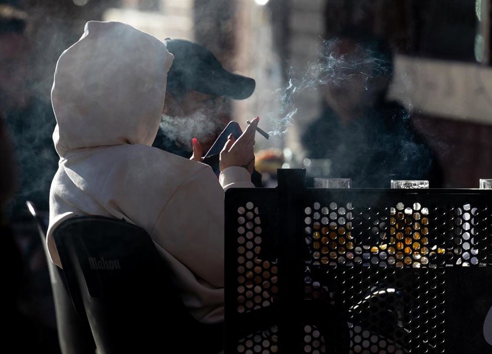 Archivo - Una persona fumando en una terraza (ARCHIVO)