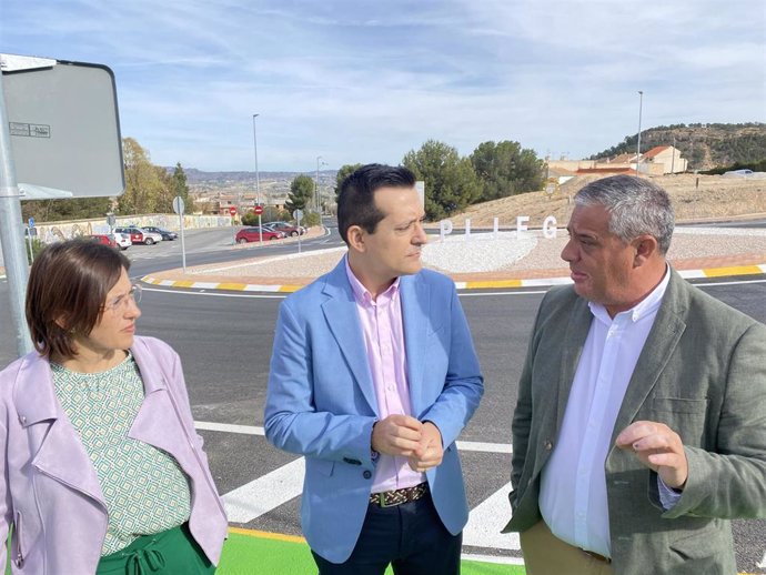 El consejero de Fomento e Infraestructuras, José Manuel Pancorbo, durante su visita a la nueva rotonda de Pliego con el alcalde, Antonio Huéscar, y la directora general de Carreteras, María Dolores Marín