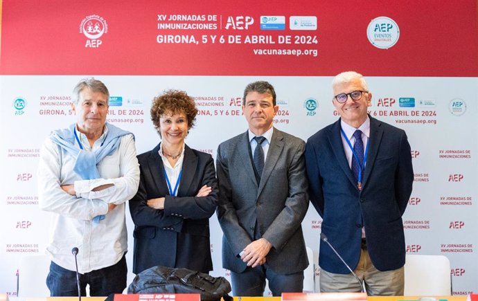 El codirector de les XV Jornadas de Inmunizaciones de la AEP, Pepe Serrano, la presidenta de la Societat Catalana de Pediatria,  Ana Gatell, el presidente de la AEP, Luis Carlos Blesa, y el coordinador del Comité Asesor de Vacunas, Francisco Álvarez.