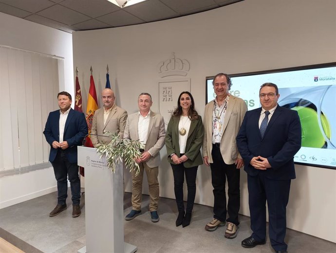 La consejera, Sara Rubira, junto al alcalde de Moratalla, Juan Soria, y el chef Firo Vázquez, en la presentación de 'Moratalla Entre Oliveras'