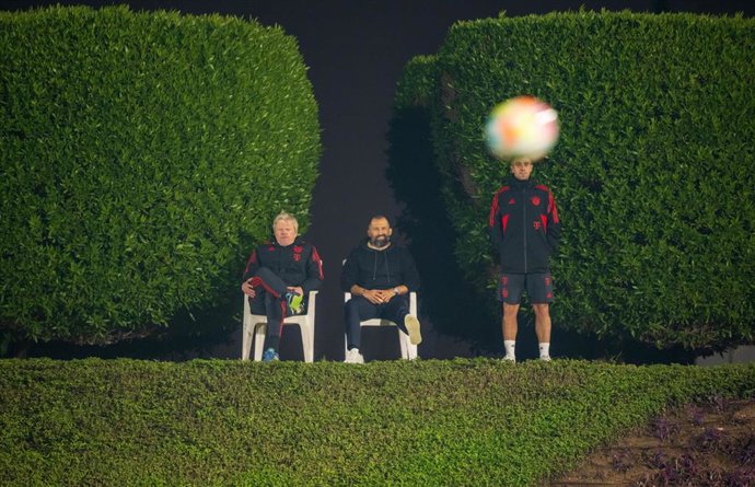 Archivo - Marcus Neppe (dcha)  junto a Öliver Kahn y Hasan Salihamidzic durante una concentración del Bayern