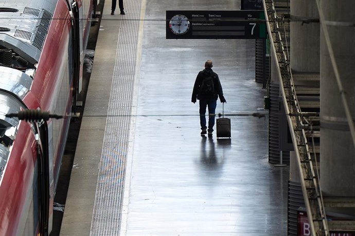 Un hombre camina por un andén con motivo de la segunda fase de la operación Salida por Semana Santa en la Estación de Atocha, a 27 de marzo de 2024, en Madrid (España).  