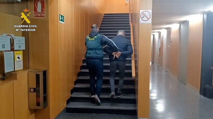 La Gurdia Civil deté a un pirman que incendiava contenidors a Montcada