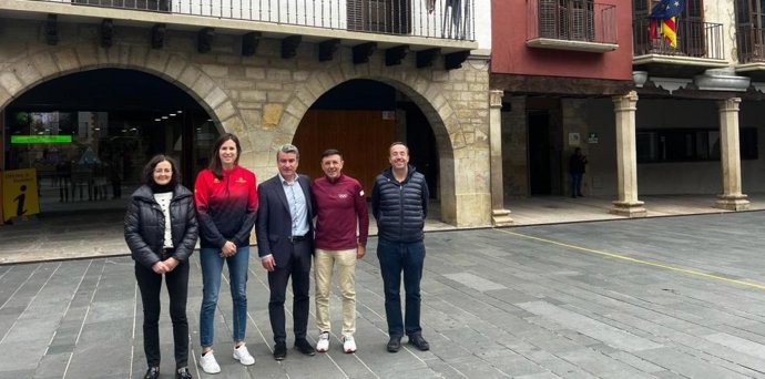 El alcalde de Graus, José Antonio Lagüens, acompañado por la directora general de Deporte, Cristina García, y el presidente de la Federación Española de Triatlón, José Hidalgo.