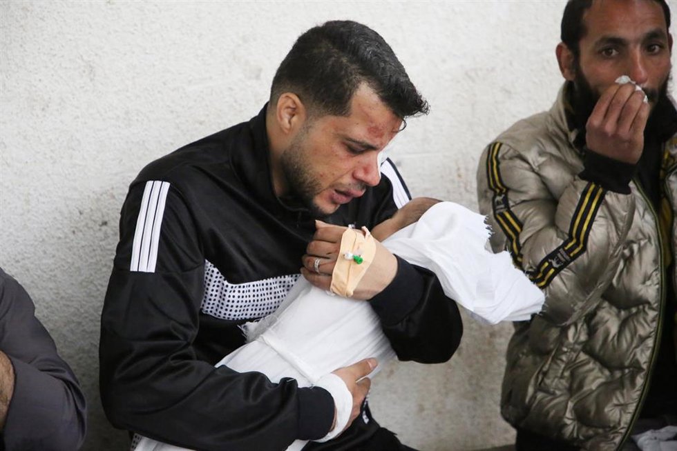 Un padre llora la muerte de su bebe, víctima de los ataques de Israel sobre Gaza.