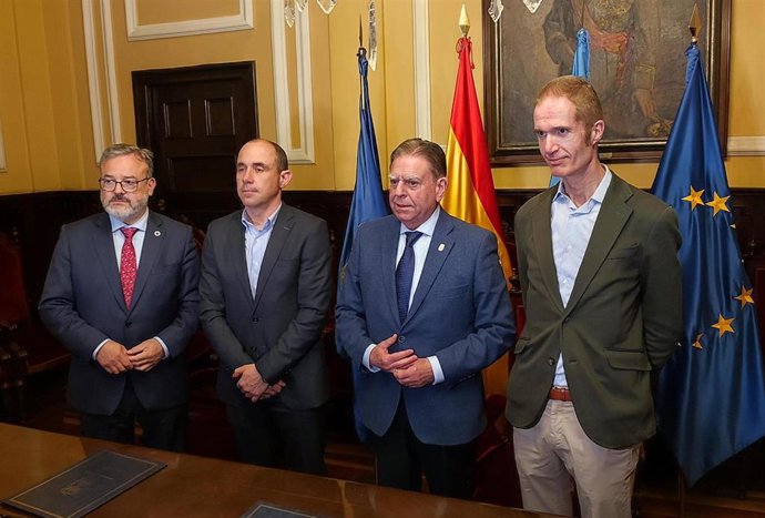 El concejal de Hostelería, Alfredo García Quintana, el presidente de Capsa Food, Alberto Álvarez, el alcalde de Oviedo, Alfredo Canteli, y el director general de Capsa, José Armando Tellado.