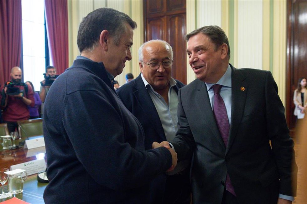 Archivo - El secretario general de COAG, Miguel Padilla (c), y el ministro de Agricultura, Pesca y Alimentación, Luis Planas (d), durante su reunión con las organizaciones profesionales agrarias Asaja,COAG y UPA, 