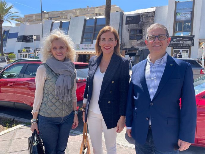 La diputada nacional de Vox por Málaga, Patricia Rueda, acompañada por el grupo municipal de Vox en la localidad malagueña de Marbella